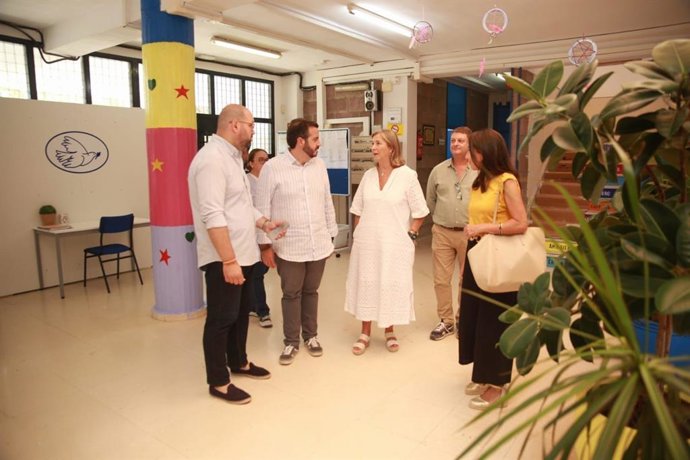 Javier Bello y Ana Bertón en el colegio de Estella del Marqués en Jerez.