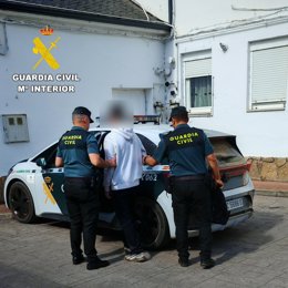 Agentes de la Guardia Civil durante la detención del presunto autor de los hechos.