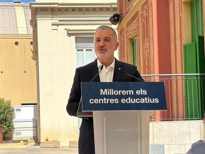 El alcalde de Barcelona, Jaume Collboni, en rueda de prensa desde la escuela Jacint Verdaguer