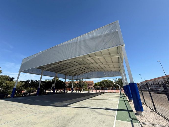 La concejala de Educación del Ayuntamiento de San Javier, María José Bernal, visita el colegio Severo Ochoa acompañada por el director del centro, Juan Carlos Muñoz