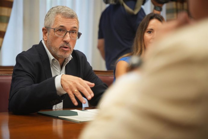 El secretari d'Estat de Medi ambient, Hugo Morán, durant una reunió a València.