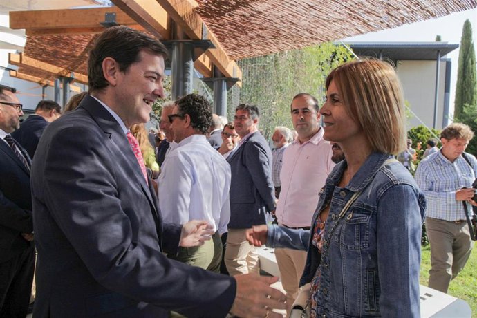 La diputada de Promoción Provincial de Segovia, Magdalena Rodríguez, con el presidente de la Junta, Alfonso Fernández Mañueco.