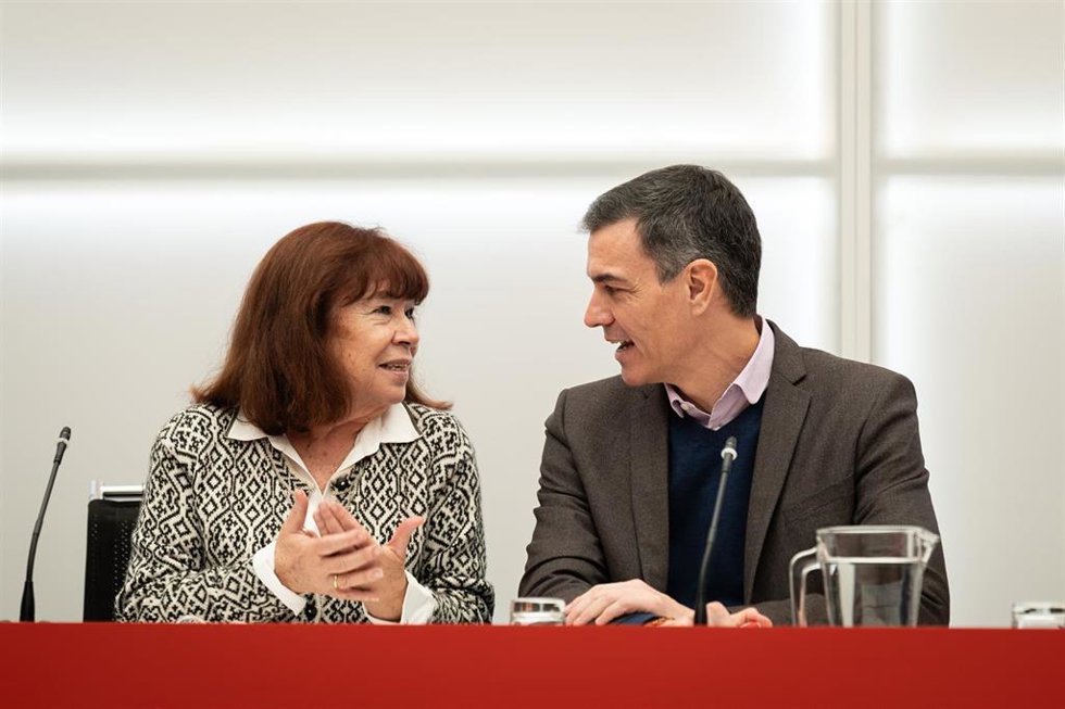 Archivo - La presidenta del PSOE, Cristina Narbona, con el presidente del Gobierno, Pedro Sánchez, en una fotografía de archivo.