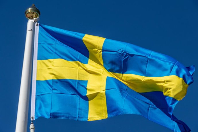 Archivo - July 1, 2025, MalmĂ, SkĂĄNe, Sweden: The Swedish flag flies in connection with the celebration to mark the Ă�resund Bridge's 25th anniversary at Luftkastellet. The Ă–resund Bridge, which connects Danish capital Copenhagen in Denmark and MalmĂ i