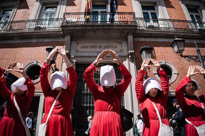 Archivo - Varias mujeres vestidas con el uniforme del 'Cuento de las Criada'  se manifiestan bajo el lema ‘Las mujeres no se alquilan, los bebés no se compran’, frente al Ministerio de Justicia, a 22 de abril de 2023, en Madrid (España). 