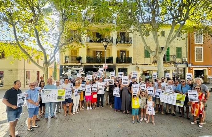 Concentración de los vecinos de Alcúdia contra la propuesta del trazado del cable eléctrico con la península.