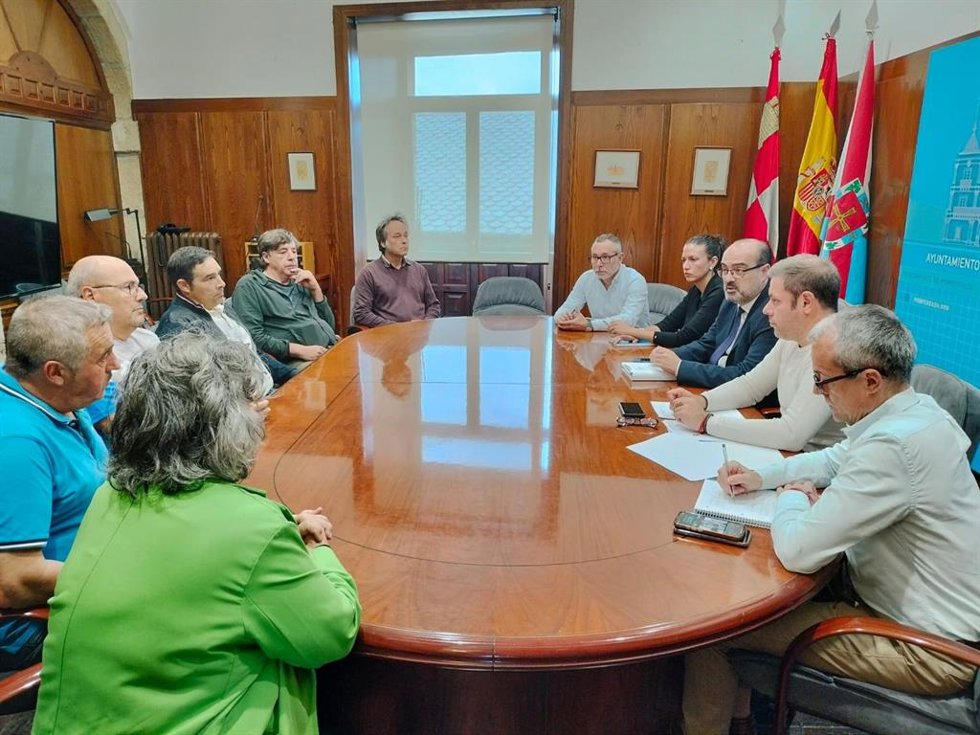 Imagen de la reunión mantenida entre el alcalde de Ponferrada, Marco Morala y representantes de las pedanías afectadas por los incendios.