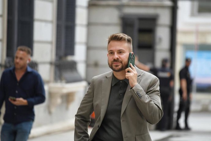 Archivo - El diputado de Compromis Alberto Ibáñez, a su salida de una sesión plenaria en el Congreso de los Diputados, a 24 de junio de 2025, en Madrid (España). 