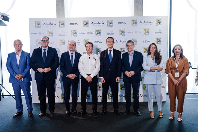 El consejero de la Presidencia, Interior, Diálogo Social y Simplificación Administrativa, Antonio Sanz (3d), y el consejero de Turismo y Andalucía Exterior, Arturo Bernal (2i), durante la presentación del Comic-Con. A 04 de septiembre de 2025, en Madrid (