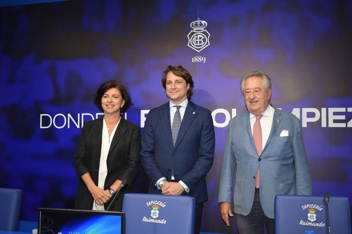 El presidente de Atlantic Copper, Javier Targhetta (derecha), la consejera delegada de la compañía, Macarena Gutiérrez, y el presidente del Real Club Recreativo de Huelva, Adrián Fernández-Romero.