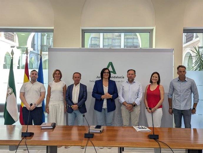 La delegada de Desarrollo Educativo, María José Martín, en el centro en la imagen con el equipo de FP