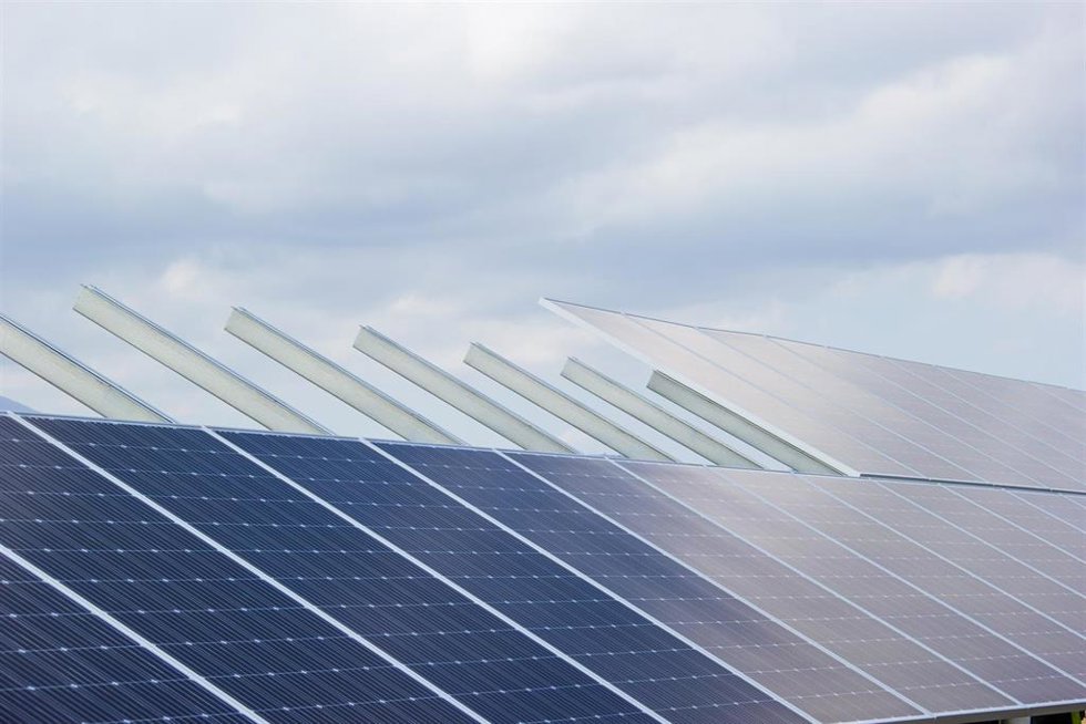Archivo - Placas de energía solar