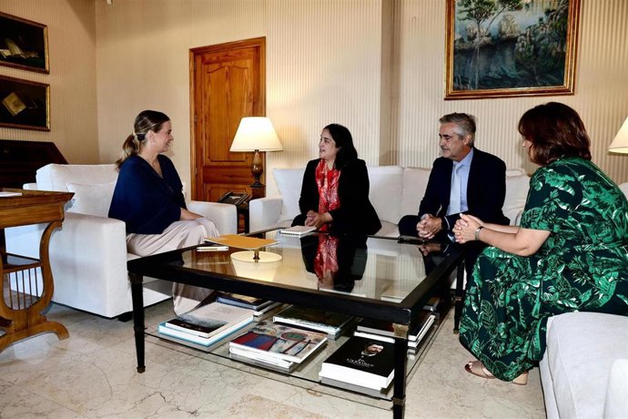 La presidenta del Govern, Marga Prohens, recibe en audiencia la cónsul de Francia en Barcelona, Azar Agah-Ducrocq.