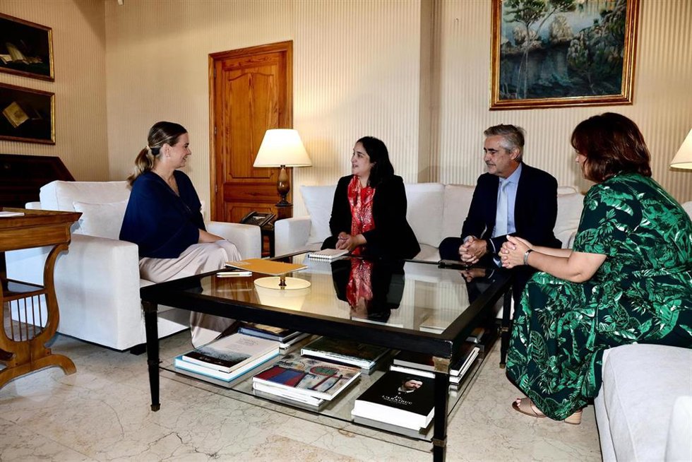 La presidenta del Govern, Marga Prohens, recibe en audiencia la cónsul de Francia en Barcelona, Azar Agah-Ducrocq.