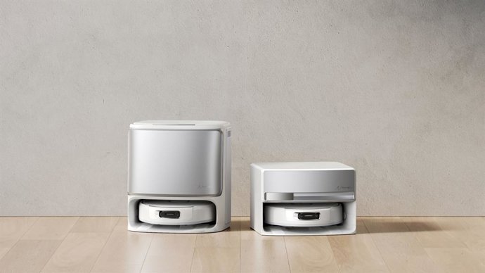 Narwal Flow - All-in-One Robot Vacuum & Mop Cleaner: Standard Dock(left) & Compact Dock(right)