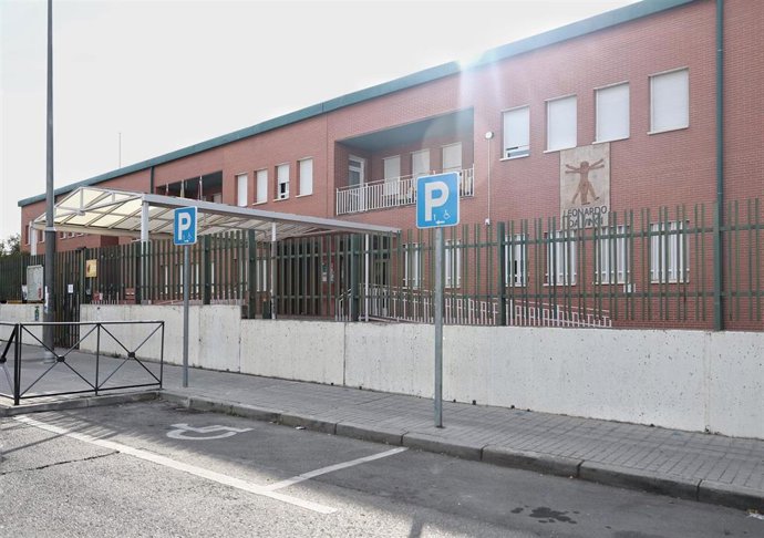 Archivo - Plaza de aparcamiento para personas con discapacidad en la entrada de un colegio