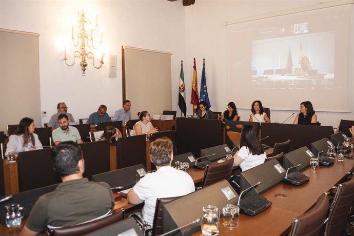 Reunión de la vicepresidenta de la Diputación de Cáceres, Esther Gutiérrez, se reúne con los municipios del proyecto POCTEP