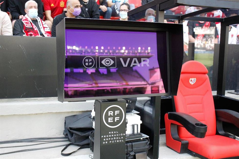Archivo - Imagen de un monitor del VAR en el Estadio de Vallecas