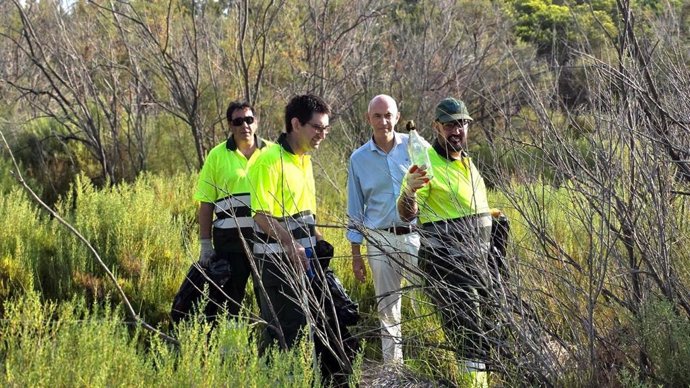 El regidor de Devesa-Albufera a València, José Gosálbez, junt amb membres de la brigada que ha dut a terme el reforç estival de neteja d'este entorn.