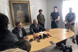 El titular de la Unidad Fiscal Mar del Plata, el fiscal general Daniel Adler, comparece junto a la obra 'Retrato de una dama'