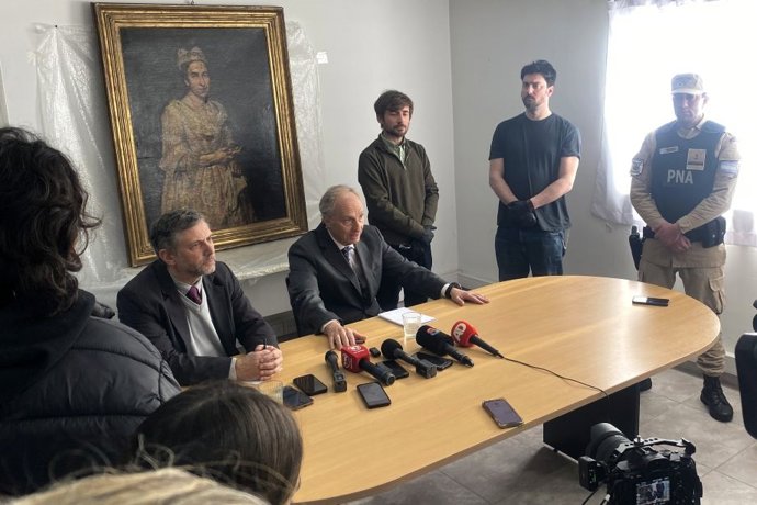 El titular de la Unidad Fiscal Mar del Plata, el fiscal general Daniel Adler, comparece junto a la obra 'Retrato de una dama'