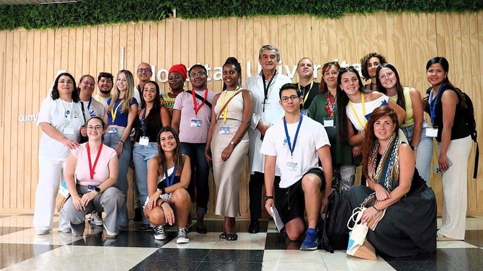 El Hospital Universitario Juan Ramón Jiménez de Huelva ha acogido una visita formativa de los alumnos del programa internacional BIP SAFE-Transformando los cuidados: seguridad del paciente e innovación.