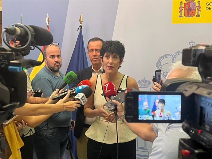 La ministra de Inclusión, Seguridad Social y Migraciones, Elma Saiz, atiende a los medios de comunicación.