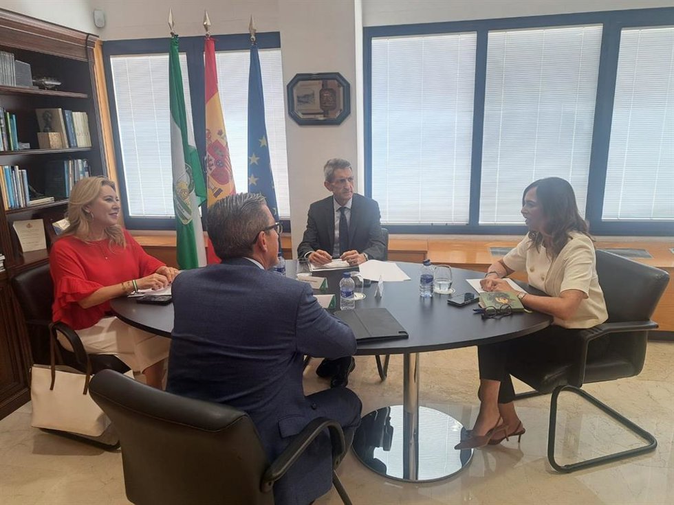 Las consejeras Carolina España y Rocío Díaz se han reunido este jueves con el presidente de la Fundación Unicaja, José M. Domínguez y el director general de la Fundación, Sergio Corral.