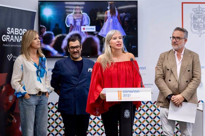 De izquierda a derecha, la responsable de la Fundación Caja Rural de Granada, Poli Servián, el diseñador Antonio Gutiérrez, la concejala de Protocolo, Carolina Amate, y el diputado provincial de Desarrollo, Antonio Díaz