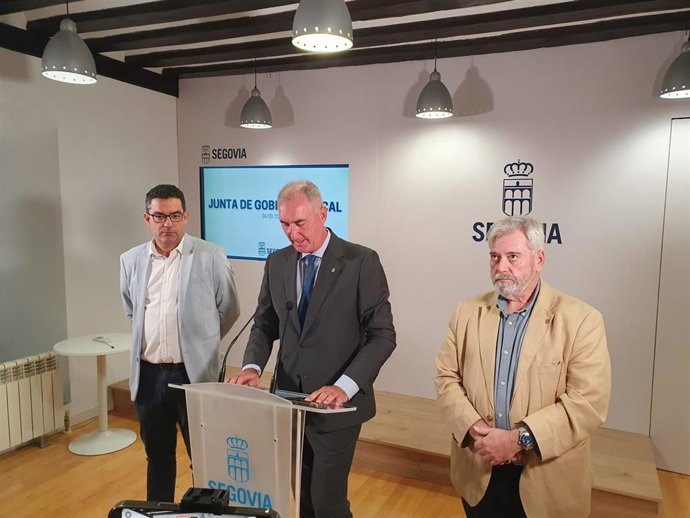 El concejal de Obras, José Luis Horcajo (izda), el alcade Mazarías, y el concejal de Urbanismo, Alejandro González-Salamanca