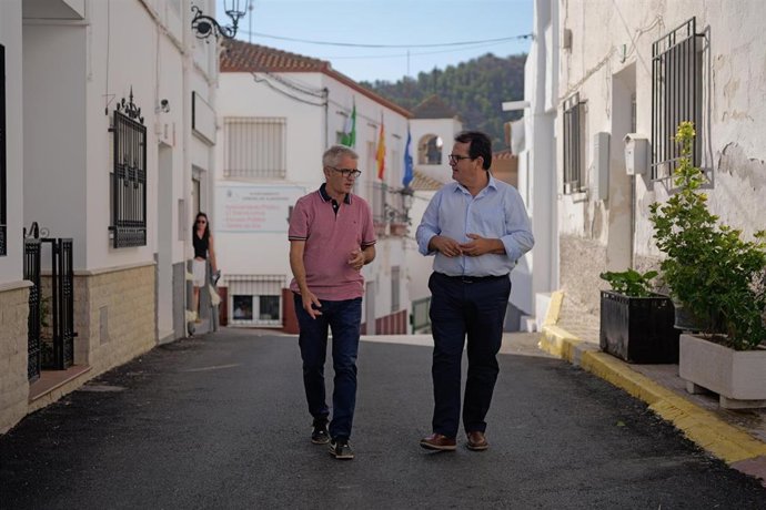 El diputado provincial de Fomento, Antonio Jesús Rodríguez, y el alcalde de Armuña del Almanzora, Pedro Antonio Rodríguez, en la calle Castillo.