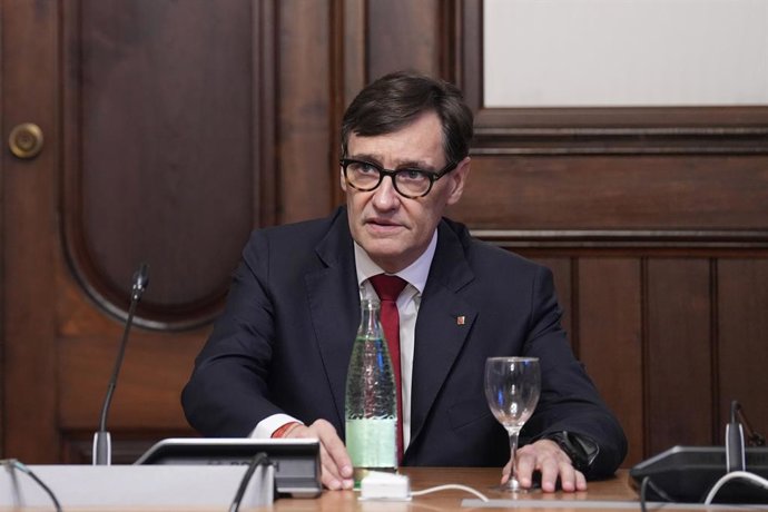 Archivo - Arxivo - El president de la Generalitat, Salvador Illa, en una reunió en el Parlament