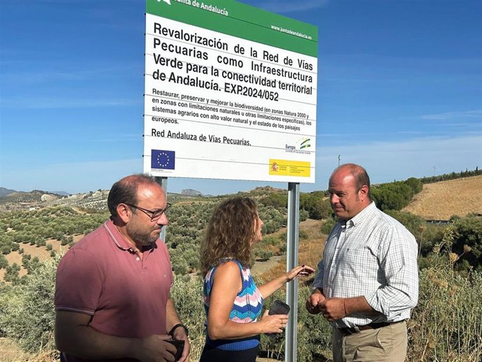 El delegado territorial de Sostenibilidad y Medio Ambiente de la Junta en la provincia de Cádiz, Óscar Curtido, junto a la alcaldesa de Olvera, Remedios Palma.