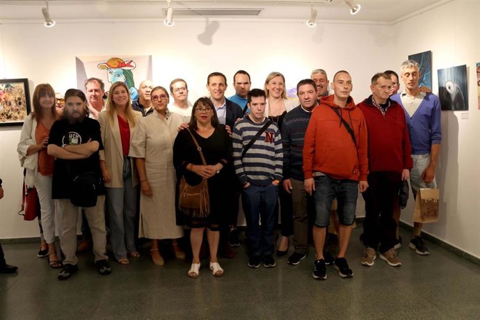 La vicepresidenta de la Junta de Castilla y León y consejera de Familia e Igualdad de Oportunidades, Isabel Blanco, en la inauguración de la exposición colectiva con motivo del 25 aniversario del 'Taller Prelaboral Pinoduero'