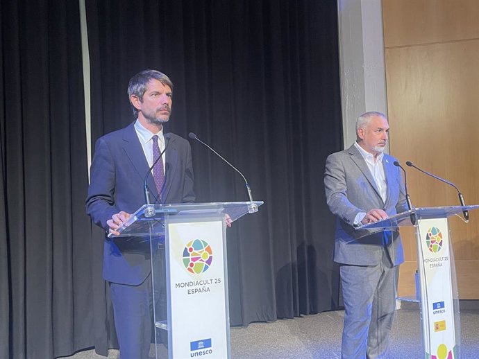 El ministre Ernest Urtasun i el sotsdirector general de Cultura de la Unesco Ernesto Ottone