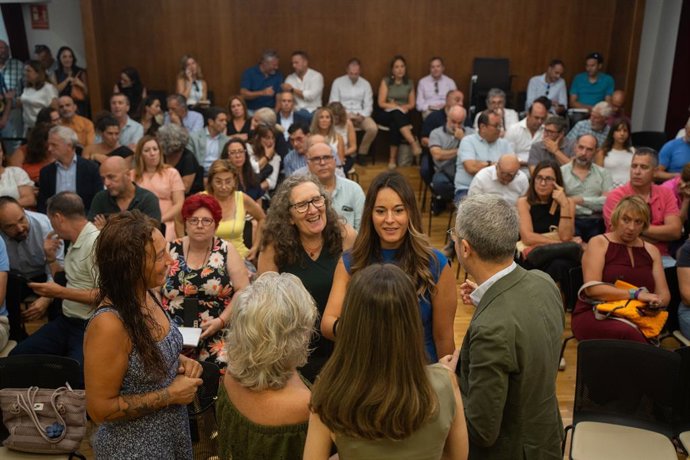 El secretari d'Estat de Política Territorial, Arcadi Espanya i la comissionada del Govern per a la reconstrucció després de la dana, Zulima Pérez (c), durant una reunió amb representants d'entitats operadores del cicle integral de l'aigua i alcaldes.