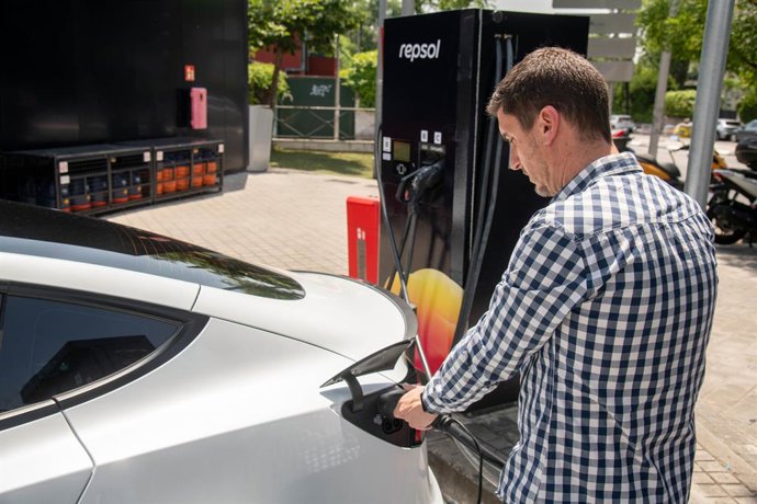 Archivo - Un hombre reposta en la Estación de servicio Alfonso XIII de Repsol