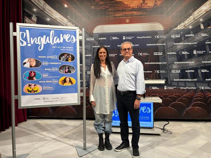 La malagueña María Peláe y el director del Teatro Cervantes y gerente de Málaga Procultura, Juan Antonio Vigar, presentan el programa de S!ngulares 2025.