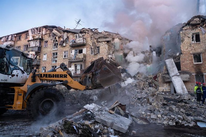 28 de agosto de 2025, Kiev, Ucrânia: Serviços de emergência ucranianos são vistos no local de um ataque aéreo noturno a um prédio de apartamentos civis: 1032046862, Licença: Rights-managed, Restrictions: , Model Release: não, Linha de crédito: Patryk Jara