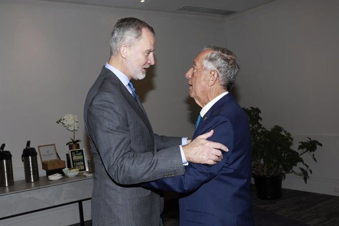Archivo - El Rey Felipe VI saluda al presidente de Portugal, Marcelo Rebelo de Sousa, durante la Cumbre Iberoamericana en Cuenca (Ecuador)