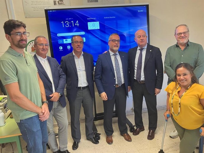 El viceconsejero Pablo Quesada durante su visita al IES Pintor José María Fernández, en Antequera (Málaga), en la que ha estado acompañado por el delegado territorial de Desarrollo Educativo, Miguel Briones, y el alcalde, Manuel Barón.