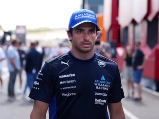 Archivo - 01 August 2025, Hungary, Budapest: Spanish Formula One driver Carlos Sainz of team Williams arrives at Hungaroring ahead of the Formula 1 Hungarian Grand Prix. Photo: Bradley Collyer/PA Wire/dpa