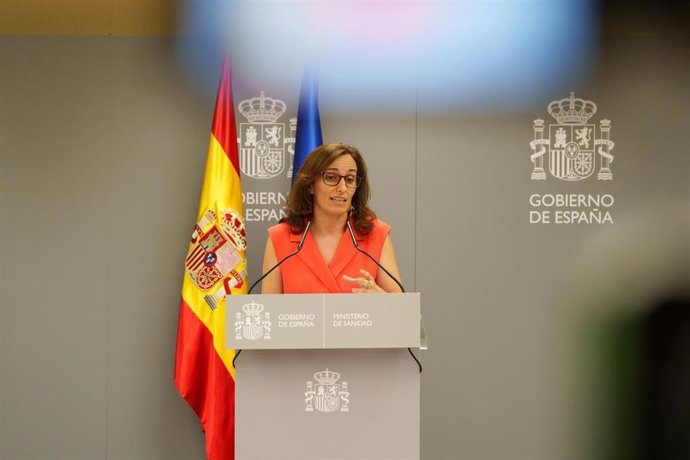 Archivo - La ministra de sanidad, Mónica García, ofrece declaraciones durante una rueda de prensa en el Ministerio de Sanidad, a 30 de julio de 2025, en Madrid (España). 