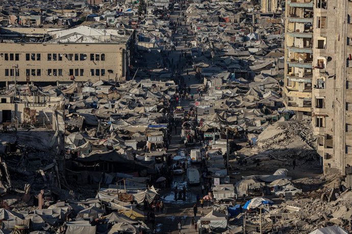 1 de setembro de 2025, Cidade de Gaza, Faixa de Gaza, Território Palestino: Vista de acampamentos improvisados na Cidade de Gaza enquanto os palestinos, privados de necessidades básicas como abrigo, comida e água potável, lutam para sobreviver em condiçõe
