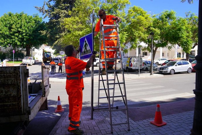 Actuación de la 'Brigada de barrios' en la ciudad malagueña de Estepona.
