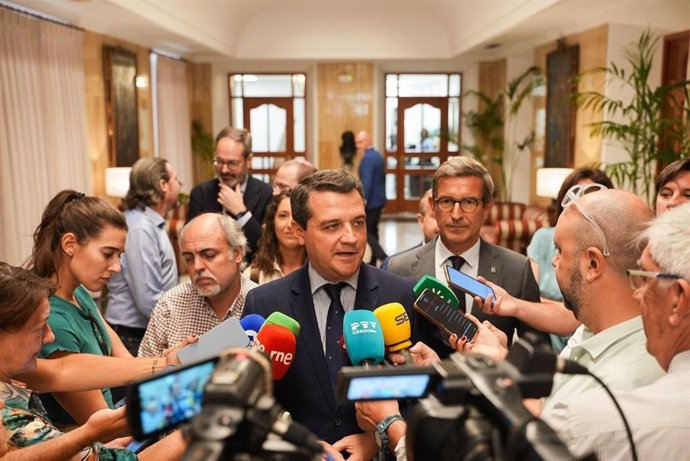 El alcalde de Córdoba, José María Bellido, atiende a los medios de comunicación.