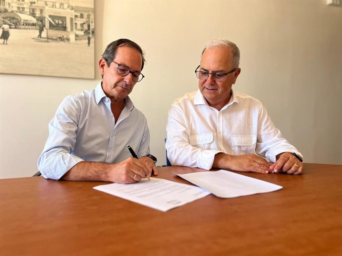 El gerente de la Organización de Productores Pesqueros Artesanales de la Lonja de Conil, sNicolás Fernández, y el delegado en Andalucía de Redeia, Jorge Jiménez, en la firma del convenio.