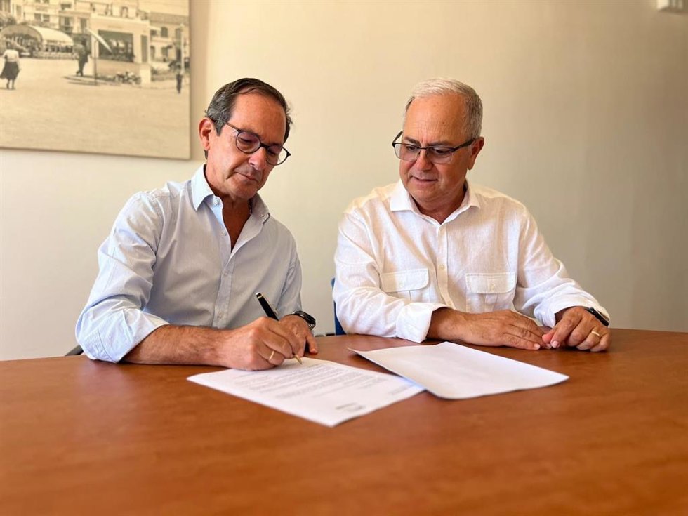 El gerente de la Organización de Productores Pesqueros Artesanales de la Lonja de Conil, sNicolás Fernández, y el delegado en Andalucía de Redeia, Jorge Jiménez, en la firma del convenio.