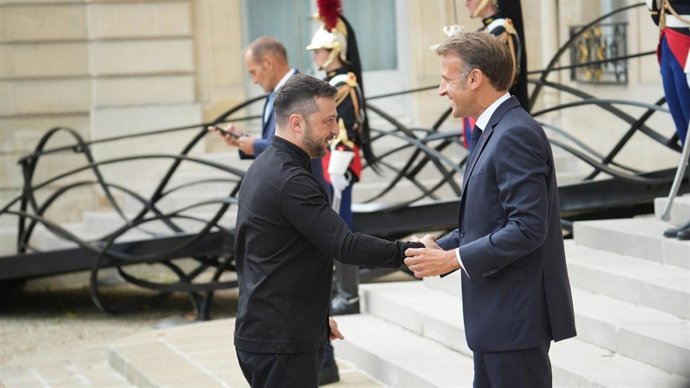 El presidente de Francia, Emmanuel Macron (d), recibe al presidente de Ucrania, Volodímir Zelenski (i), a su llegada a la reunión de la Coalición de Voluntarios en el Elíseo