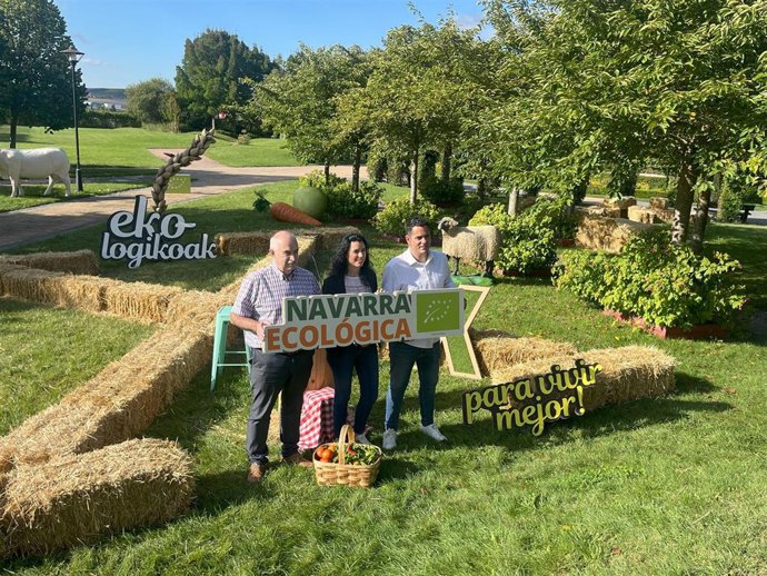 El consejero Aierdi, la presidenta de CPAEN, María José Arrondo, y el alcalde de Valle de Elorz, Luis Maya durante la presentación de la Feria Navarra Ecológica.